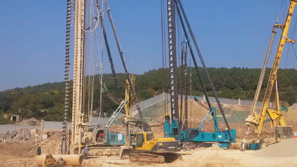 海内首创双动力头强力钻机获徐州市委重点表扬