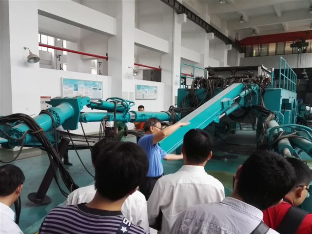 鹤发银丝映日月，，，，，赤心热血沃新花