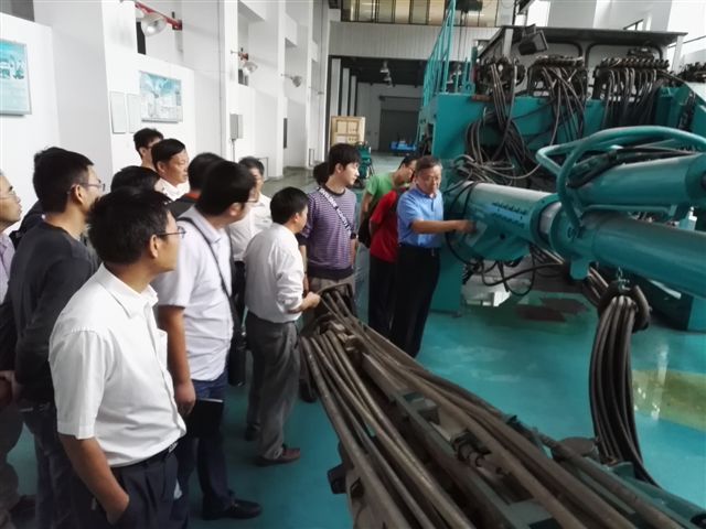 鹤发银丝映日月，，，，，赤心热血沃新花