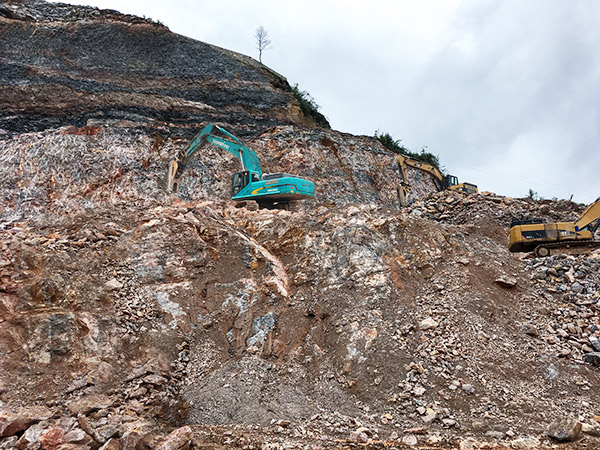 看石场风云怎样演绎？？？？？9001cc金沙以诚为本智能矿山战神SWE470E大型挖掘机一锤定音！