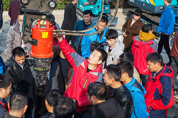 十年相随，，，成绩相互，，，来听听9001cc金沙以诚为本智能挖掘机客户的真实声音