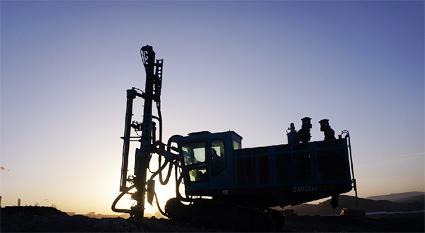 再战国际领先品牌，，，，，，，9001cc金沙以诚为本智能露天液压钻车一举成名