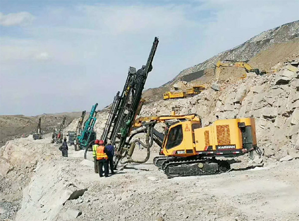 PK国际领先品牌，，，，，9001cc金沙以诚为本智能露天液压钻车再交完善答卷