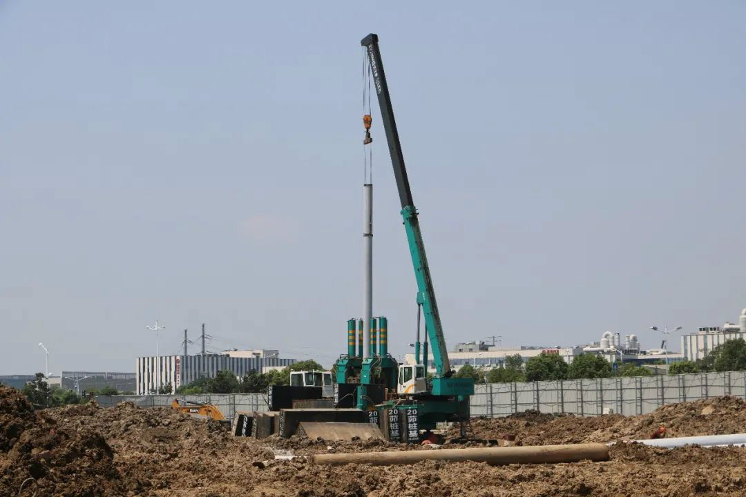 液压静力压桩机从1台到21台，，，，他只用了8年！