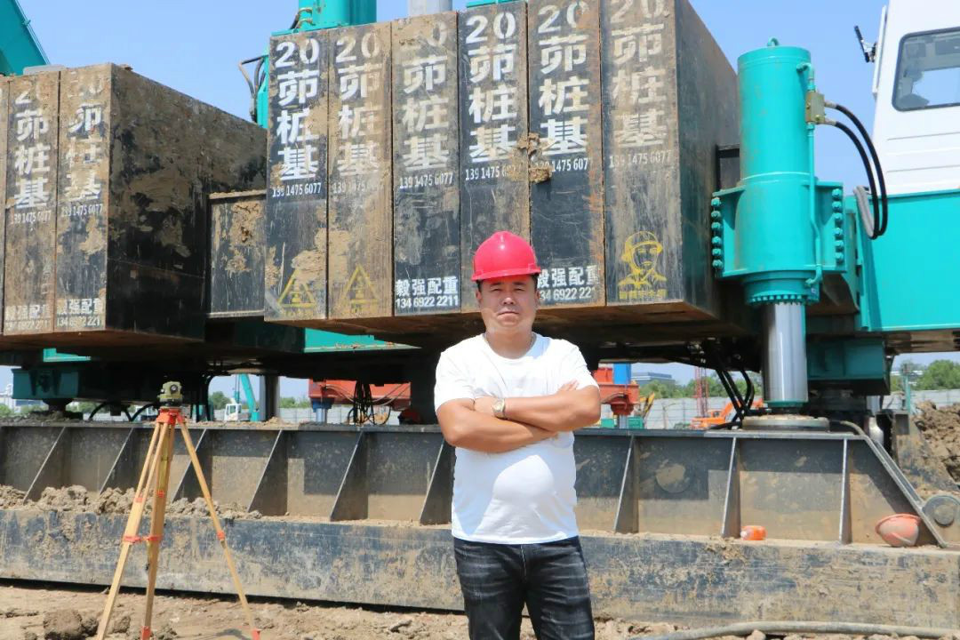 液压静力压桩机从1台到21台，，，，他只用了8年！