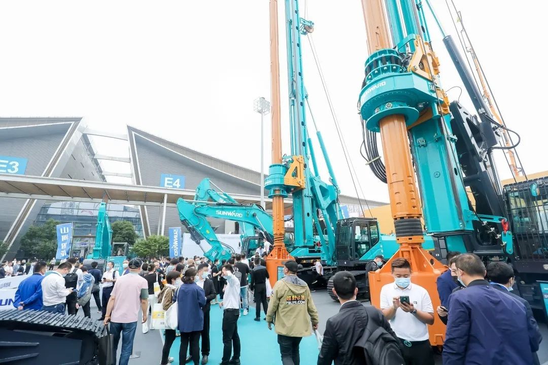 何清华出席长沙国际工程机械工业链生长峰会，，，，走“双循环”蹊径要害在于“要做好自己的事情”