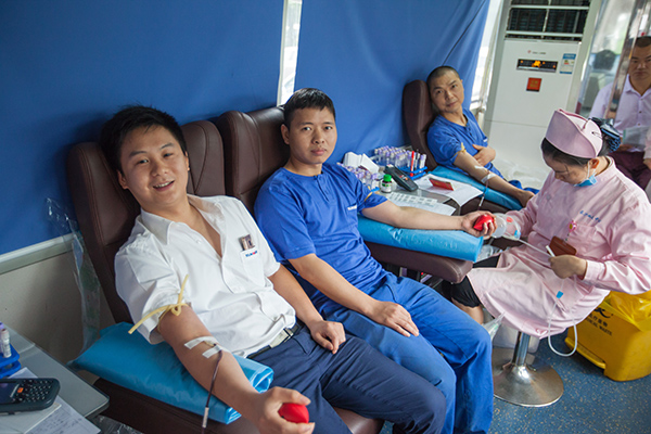 9001cc金沙以诚为本智能百余员工 冒雨争相献血