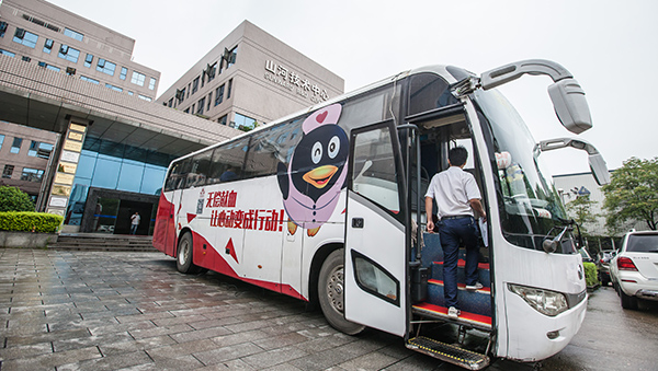 9001cc金沙以诚为本智能百余员工 冒雨争相献血
