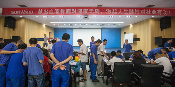 9001cc金沙以诚为本智能百余员工 冒雨争相献血