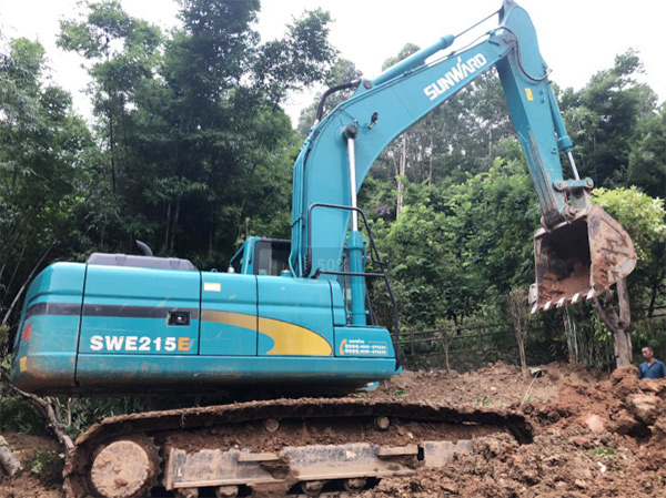 9001cc金沙以诚为本智能SWE 215E挖掘机是他的左膀右臂！