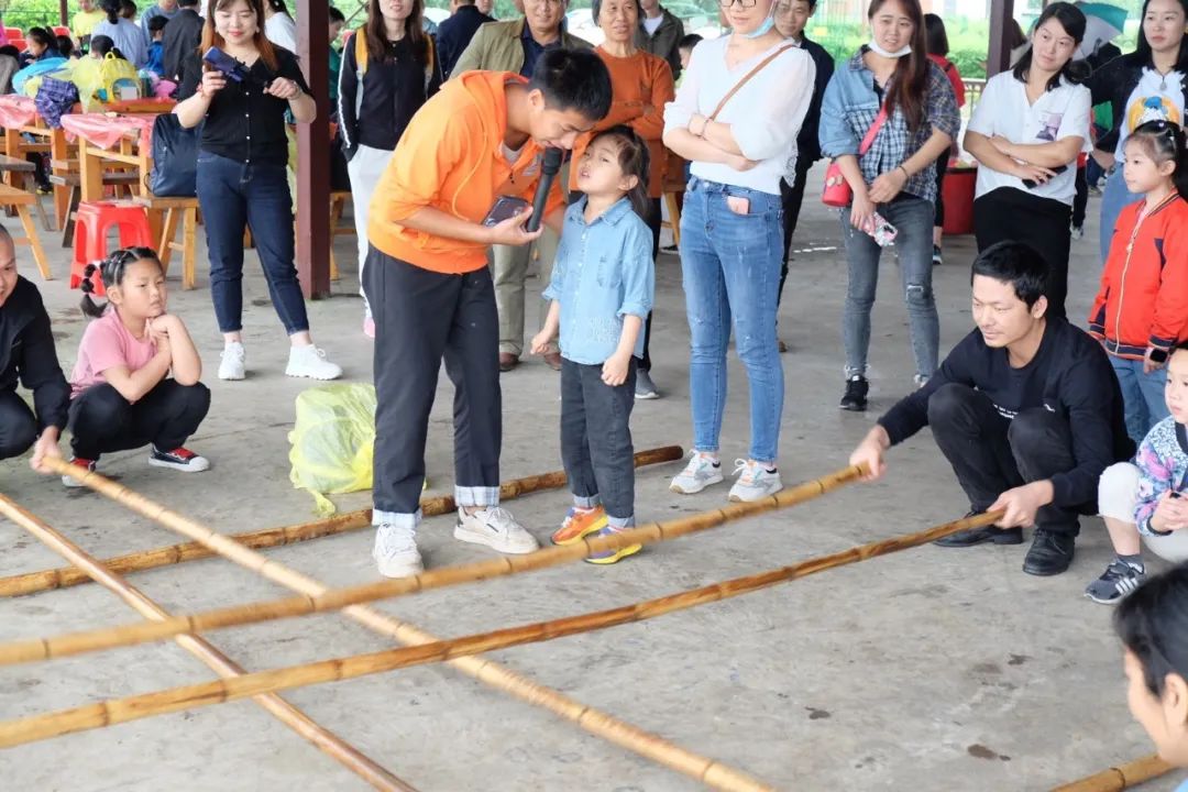 童年差别Young，，，稻花香里亲子欢——9001cc金沙以诚为本智能组织开展六一亲子活动