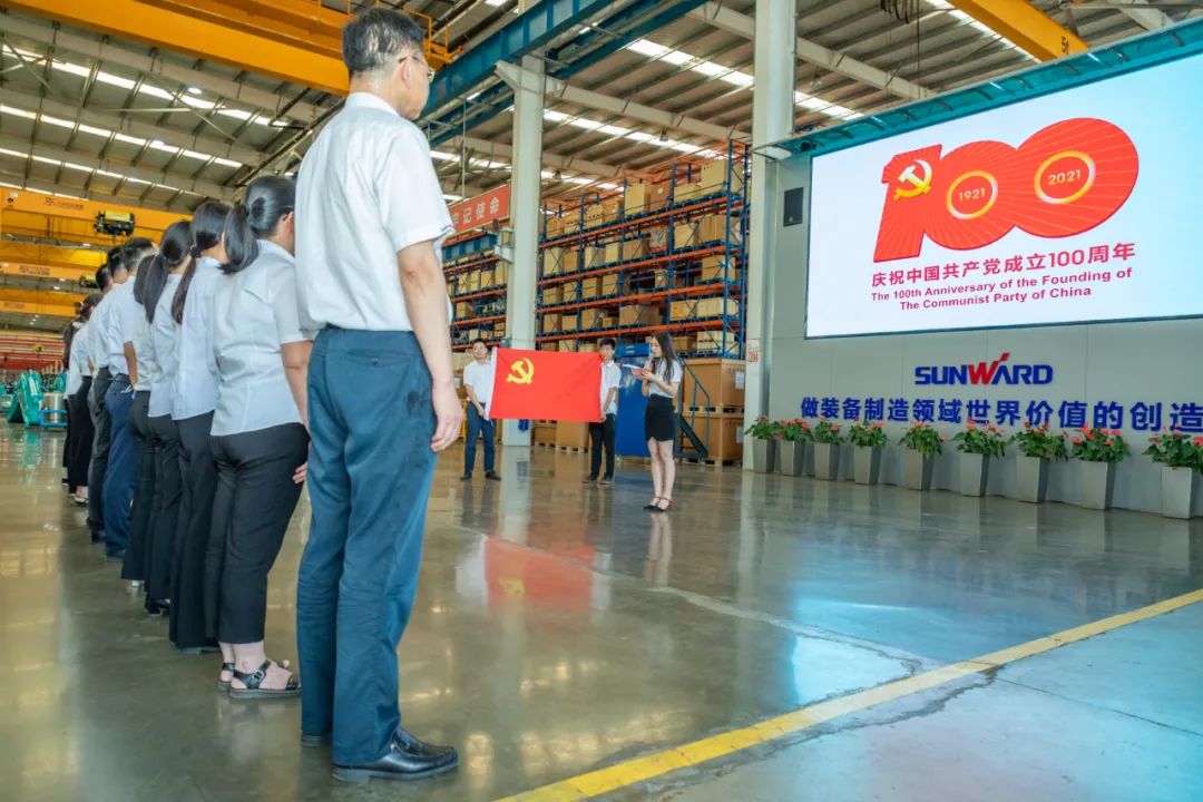 接续斗争再出发——9001cc金沙以诚为本智能党委举行新党员入党宣誓和老党员重温入党誓词活动