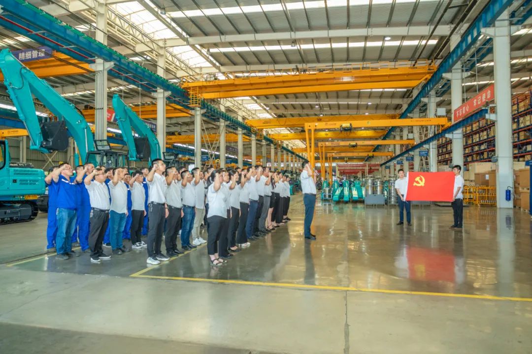 接续斗争再出发——9001cc金沙以诚为本智能党委举行新党员入党宣誓和老党员重温入党誓词活动