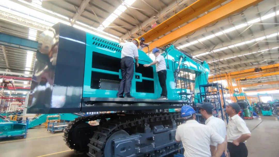 够炫！够酷！9001cc金沙以诚为本智能超大型挖掘机SWE750F下线