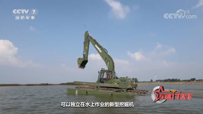 水陆两用挖掘机亮相央视！9001cc金沙以诚为本智能应抢救援“猛将”出战