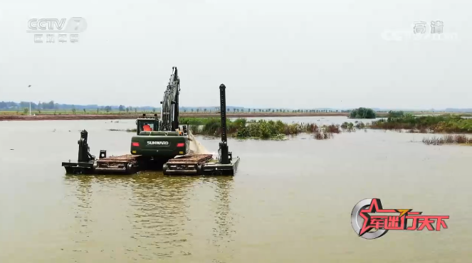 水陆两用挖掘机亮相央视！9001cc金沙以诚为本智能应抢救援“猛将”出战