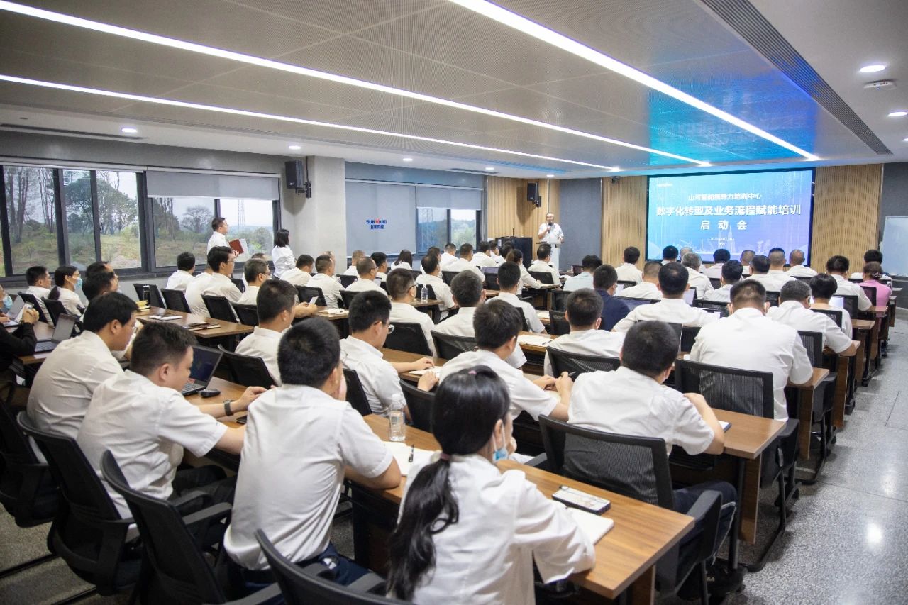 强化治理重心下移，，，，，9001cc金沙以诚为本智能开展向导力培训助力公司高质量快速生长