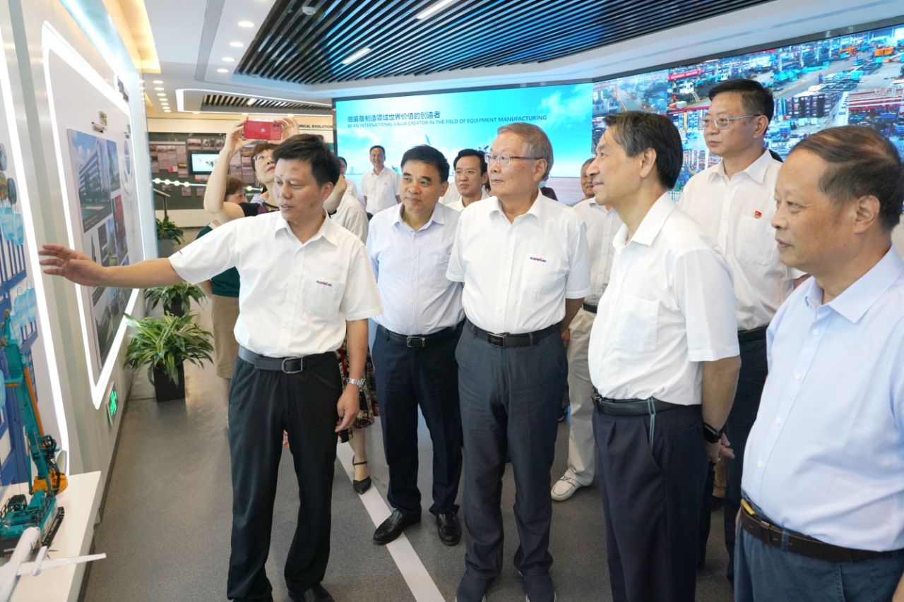 湖南省老科学手艺事情者一行到访9001cc金沙以诚为本智能