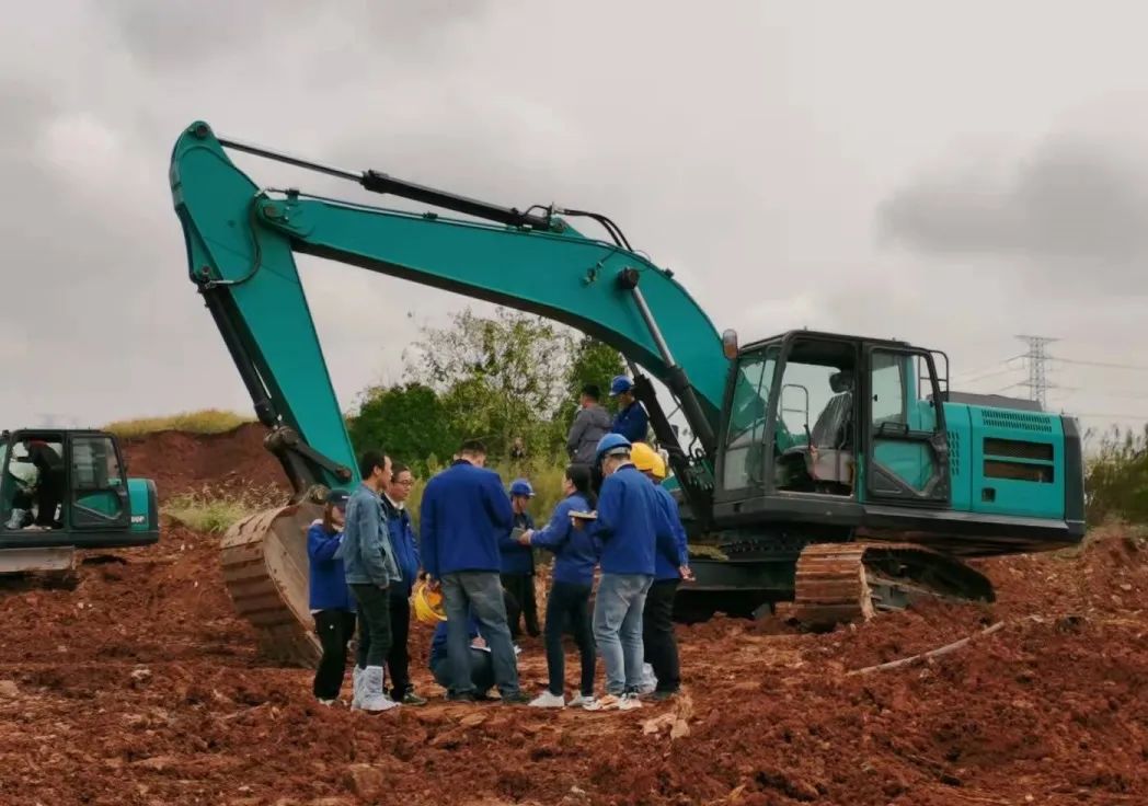 一起来“找茬”！10位“超等体验官”试驾9001cc金沙以诚为本智能最新“F系列”挖掘机