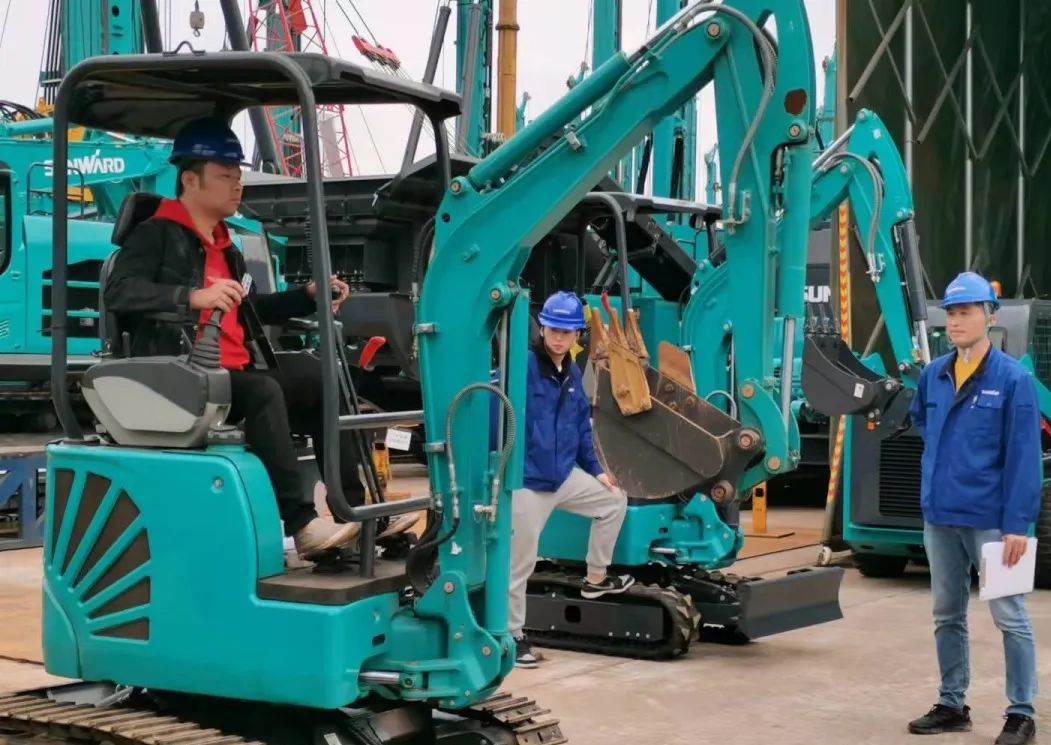 一起来“找茬”！10位“超等体验官”试驾9001cc金沙以诚为本智能最新“F系列”挖掘机