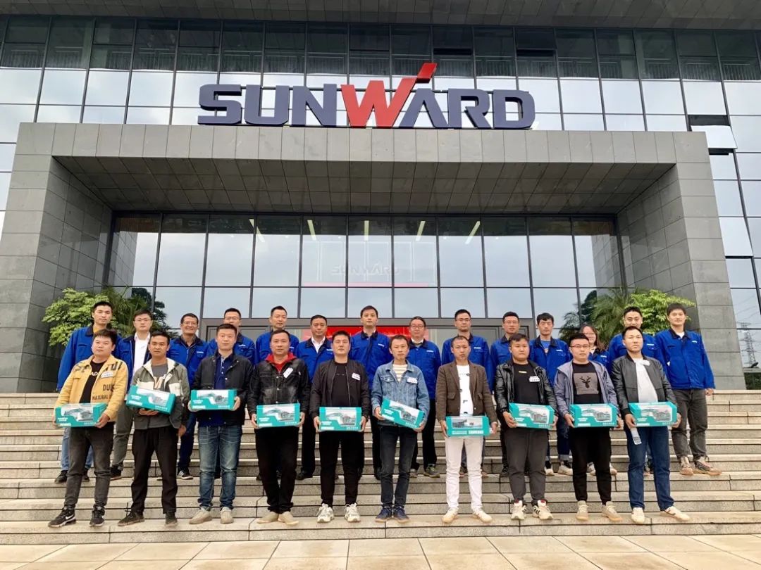 一起来“找茬”！10位“超等体验官”试驾9001cc金沙以诚为本智能最新“F系列”挖掘机