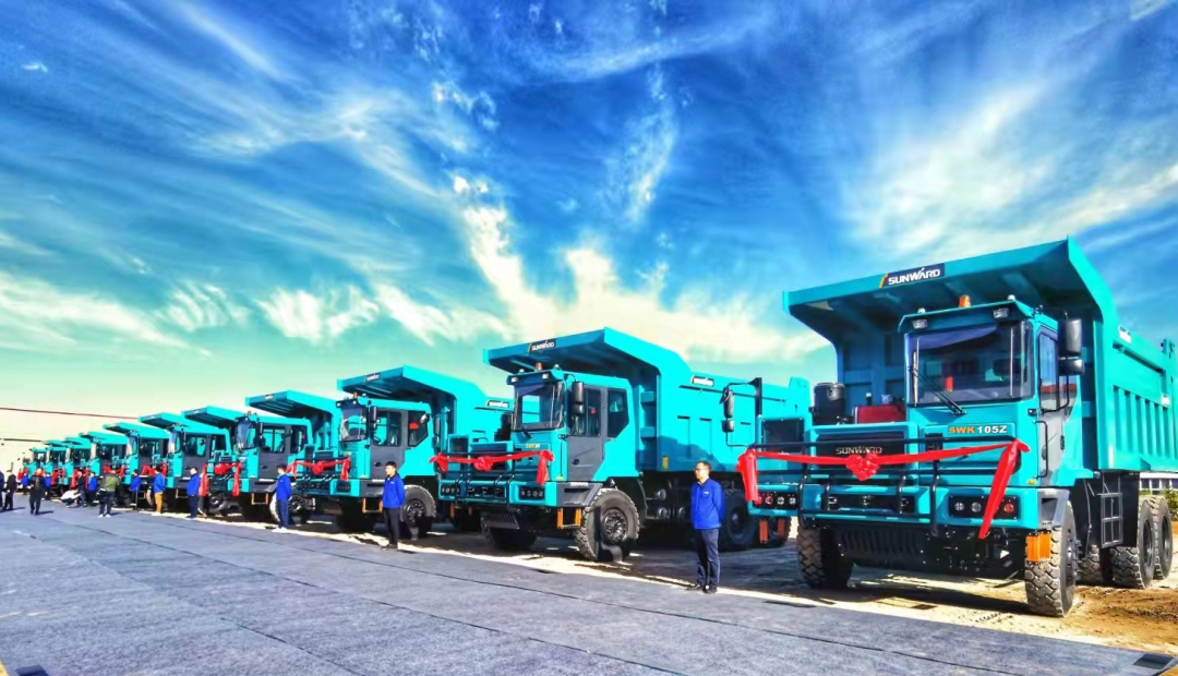 高设置、智能化……9001cc金沙以诚为本智能高端定制AT版105吨级宽体矿卡乐成下线