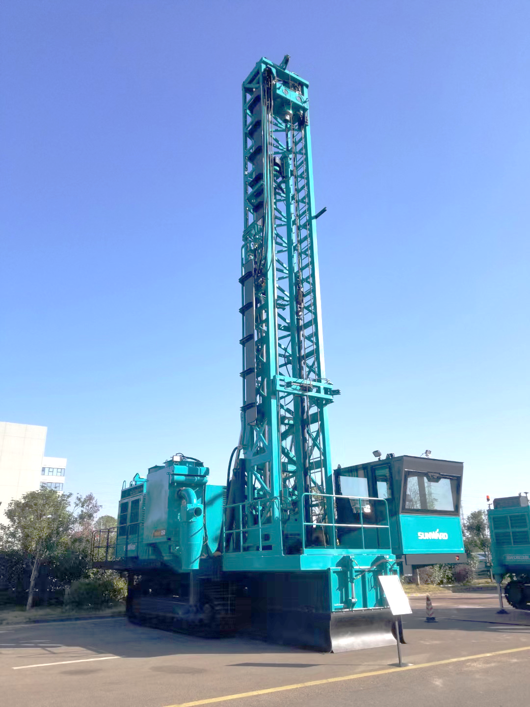 两种钻进模式+更大扭矩！9001cc金沙以诚为本智能自主研制的全液压牙轮钻机下线