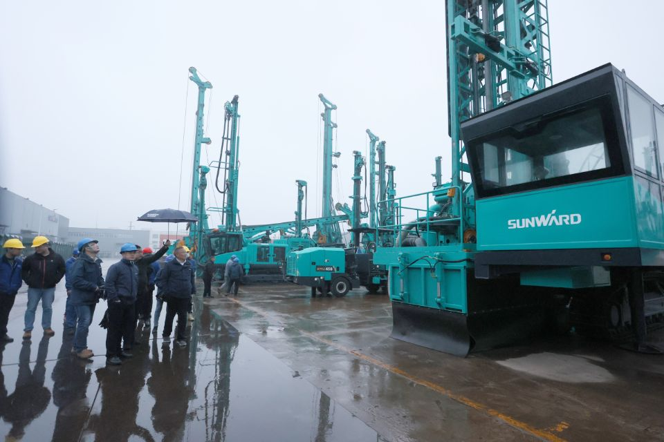 两种钻进模式+更大扭矩！9001cc金沙以诚为本智能自主研制的全液压牙轮钻机下线