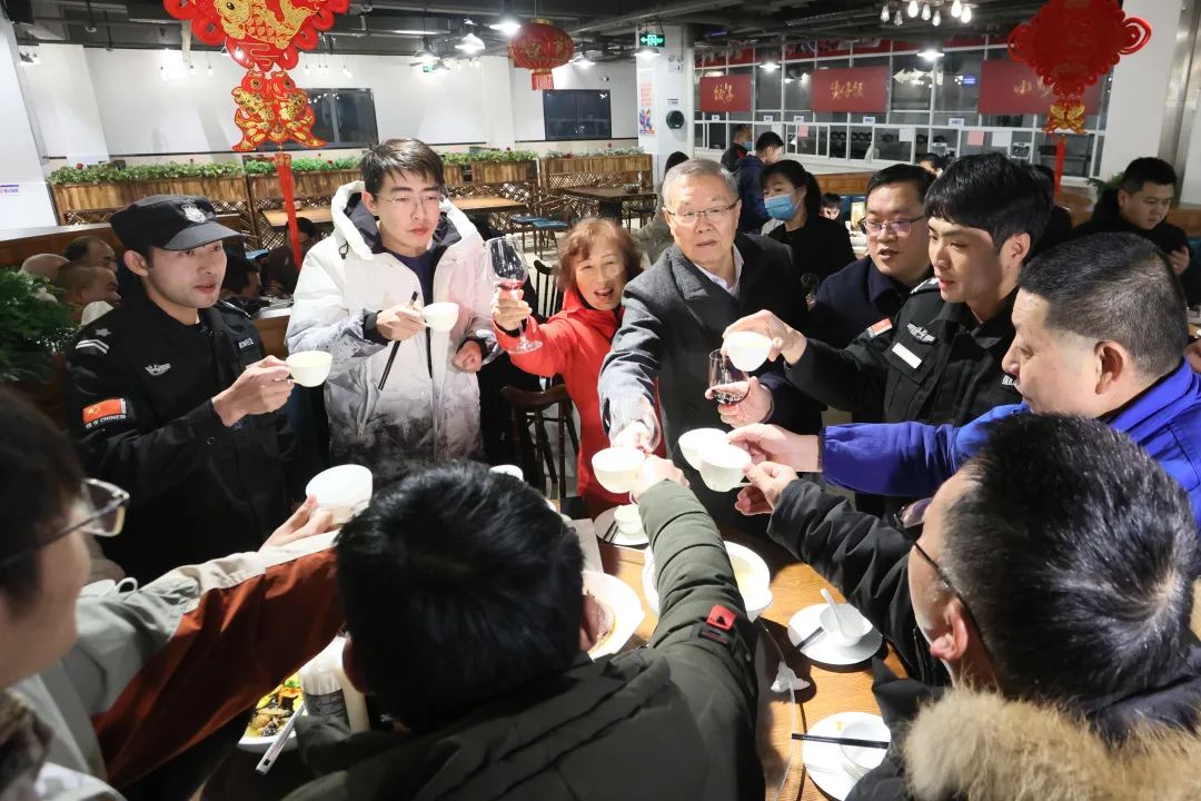 9001cc金沙以诚为本智能董事长何清华与留厂员工一起过大年！