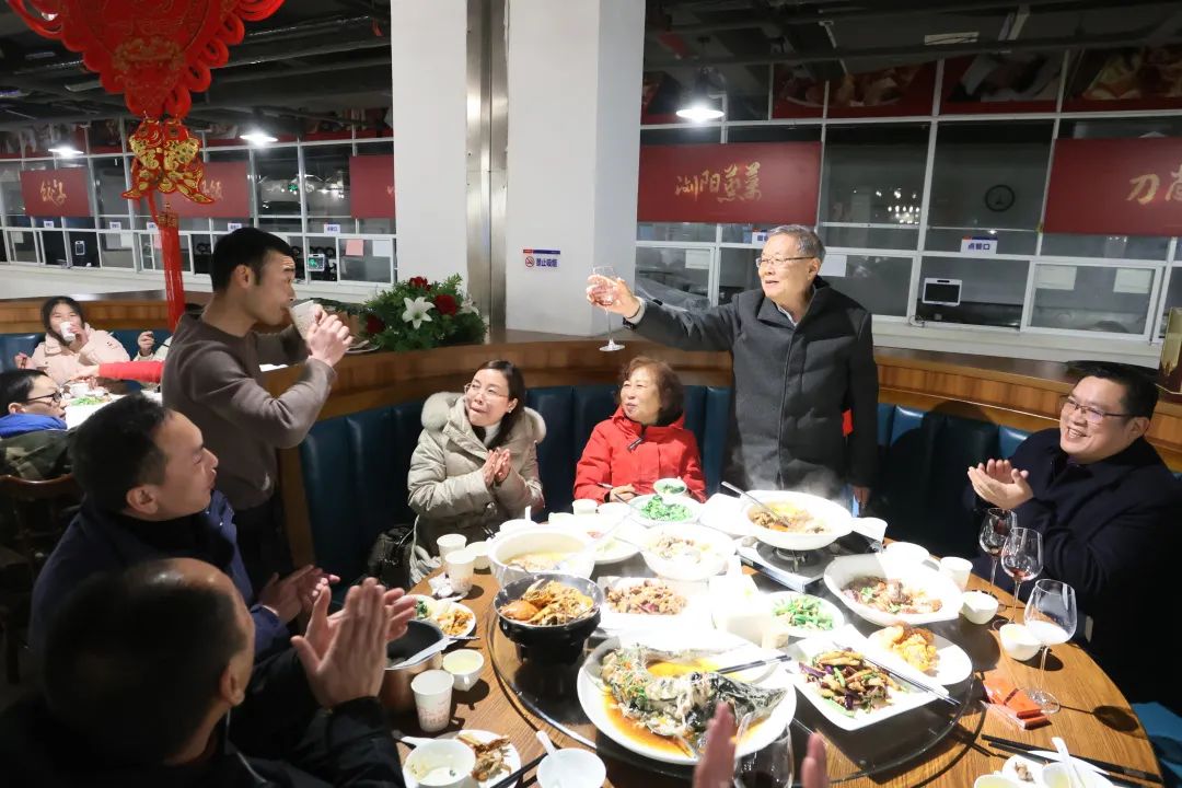 9001cc金沙以诚为本智能董事长何清华与留厂员工一起过大年！