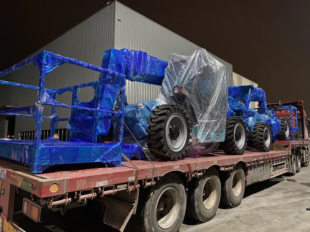 伸缩臂叉装车发往塞尔维亚！9001cc金沙以诚为本智能一连助力“一带一起”建设