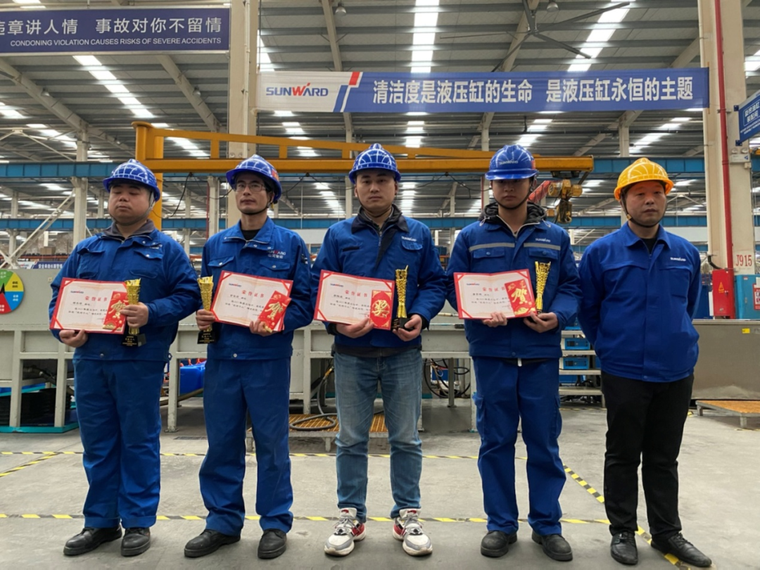 9001cc金沙以诚为本工匠 | “浪波”不言苦，，，，，，，，甘为“人梯”承大重