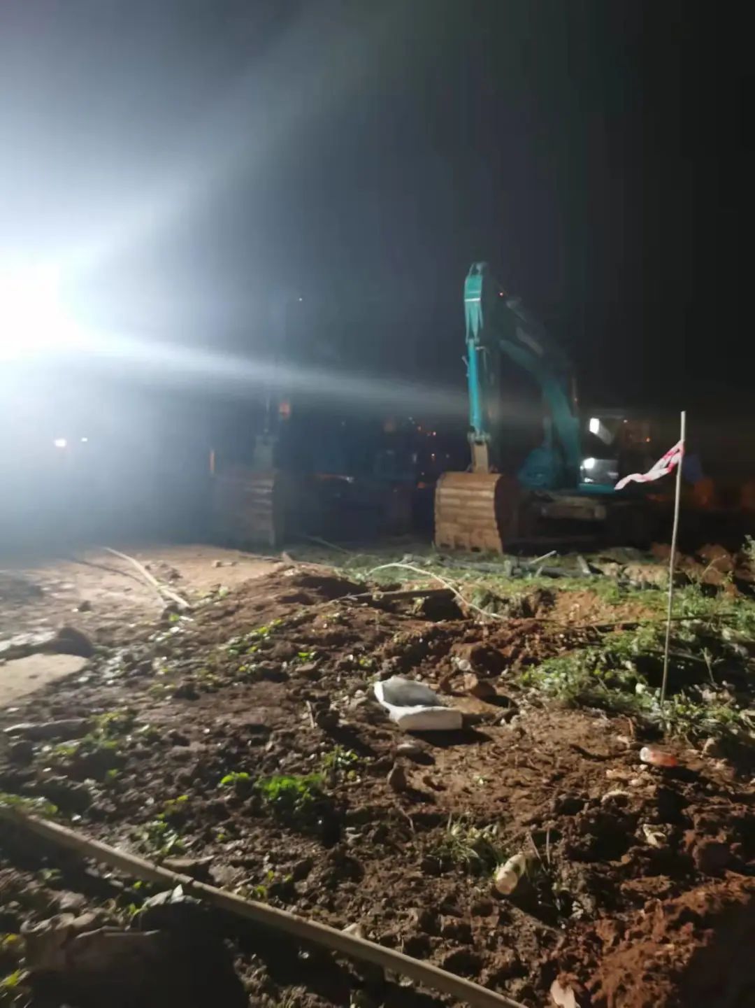 冲锋一线显继续！9001cc金沙以诚为本智能挖掘机助力长沙方舱医院建设