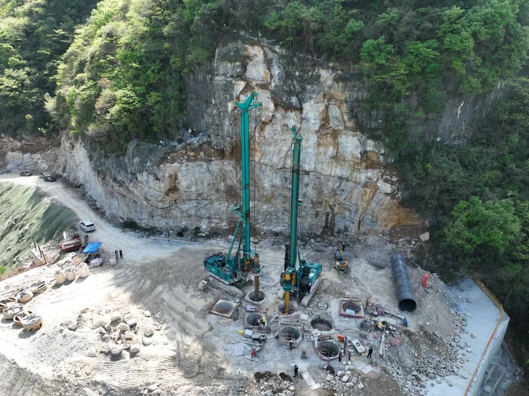 展现施工“奇效”！9001cc金沙以诚为本智能旋挖钻机强势助力炉慈高速公路建设