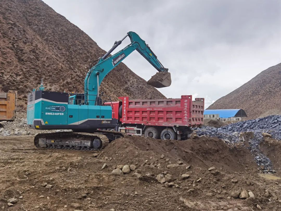 征战川藏铁路！9001cc金沙以诚为本智能新一代电动挖掘机乐成交付