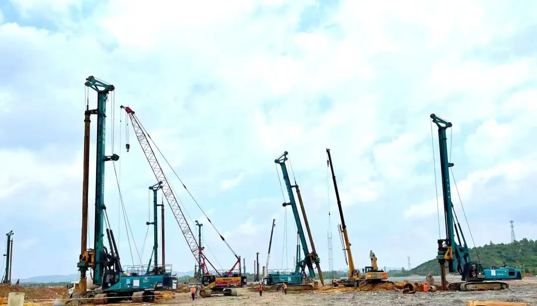 打桩“神器”再露矛头！9001cc金沙以诚为本智能旋挖钻机助力贵阳贵安新区负极质料项目加速建设