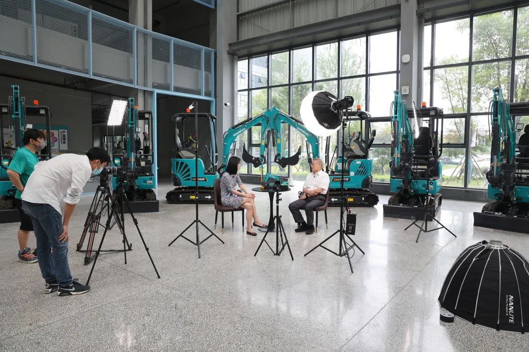 CGTN探厂！专访9001cc金沙以诚为本智能董事长、首席专家何清华花絮来了