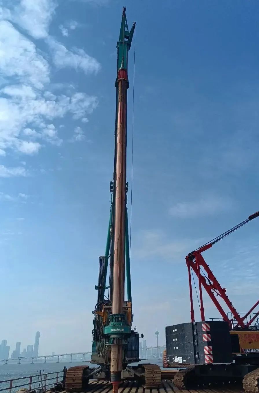 乘风破浪的旋挖钻机！9001cc金沙以诚为本智能助建澳氹第四跨海大桥