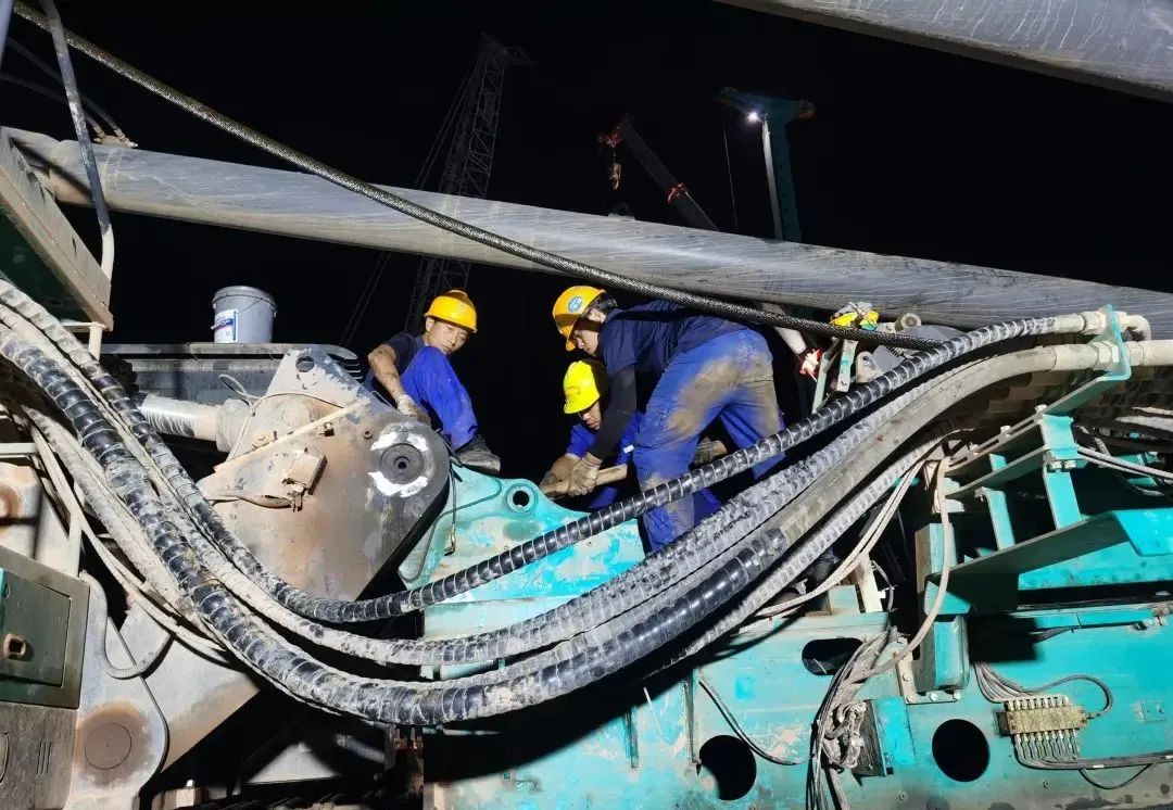 “创立施工事业！”他们和9001cc金沙以诚为本智能“超等桩备”一起助建燕矶长江大桥