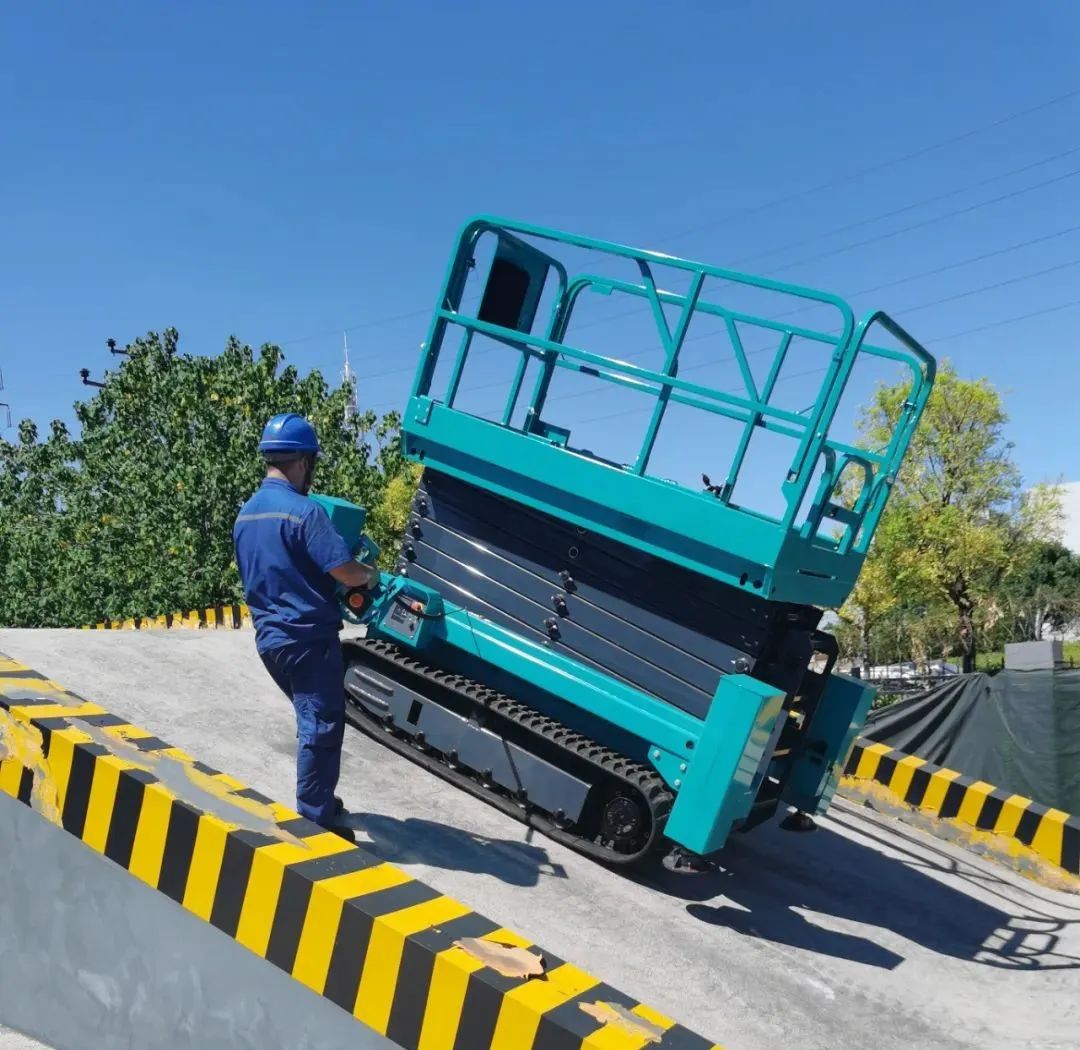 加速电动化产品结构，，，，，，9001cc金沙以诚为本智能第一款履带剪叉式高空作业平台来了！