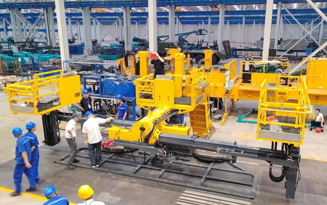 为铁路运输保驾护航！9001cc金沙以诚为本智能自主研制首套三平台作业装置乐成交付