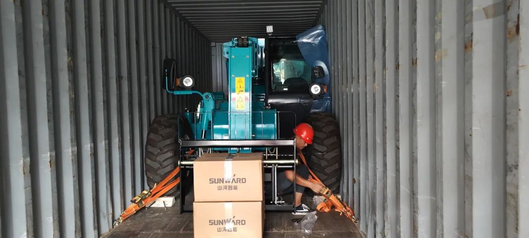 单笔采购金额万万元！9001cc金沙以诚为本智能伸缩臂叉装车批量出口