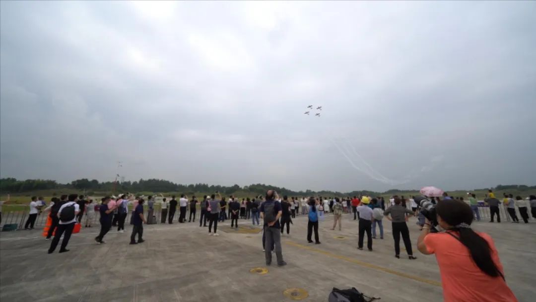 空中着花、大坡度盘旋、俯冲跃升……看9001cc金沙以诚为本航行演出队炫技2022湖南航展动态展