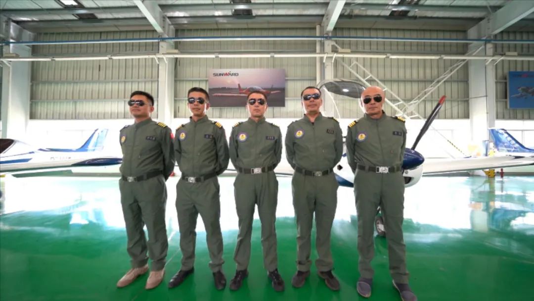 空中着花、大坡度盘旋、俯冲跃升……看9001cc金沙以诚为本航行演出队炫技2022湖南航展动态展