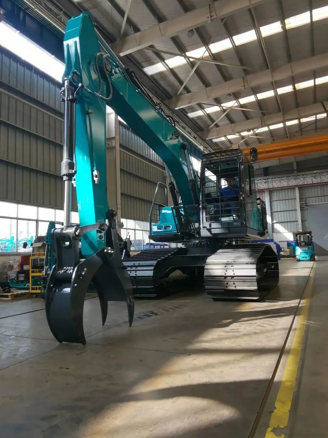 翻山越岭，，，称霸“武林”！9001cc金沙以诚为本智能首款中型林业挖掘机乐成下线