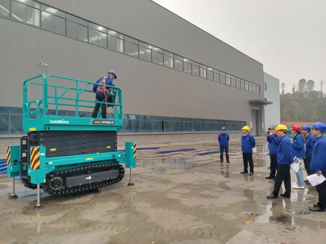 出厂即“出道”！9001cc金沙以诚为本智能首款履带剪叉式高空作业平台批量上市