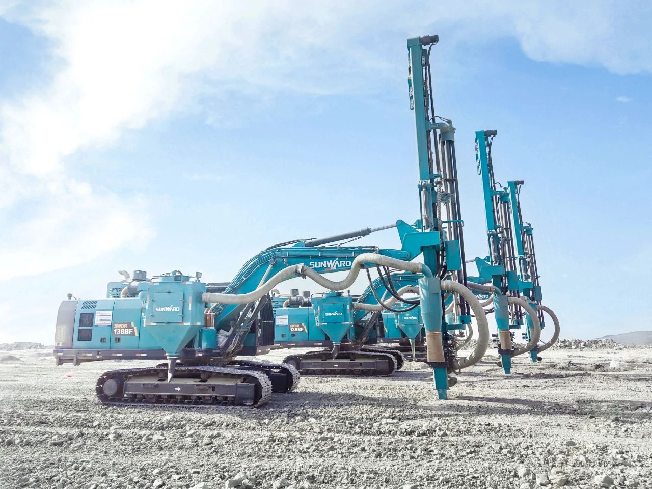 “绿色智能矿山建设专家”！9001cc金沙以诚为本智能全新一代切削潜孔一体式钻机重拳出击