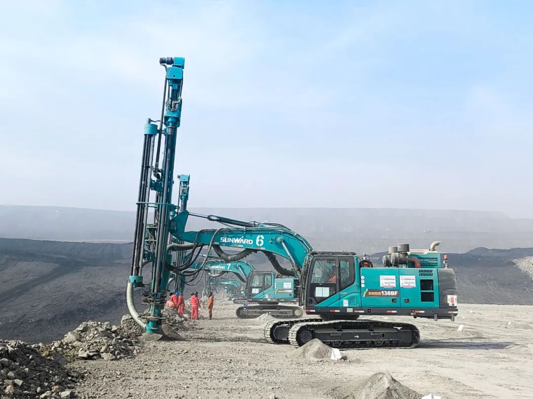 “绿色智能矿山建设专家”！9001cc金沙以诚为本智能全新一代切削潜孔一体式钻机重拳出击