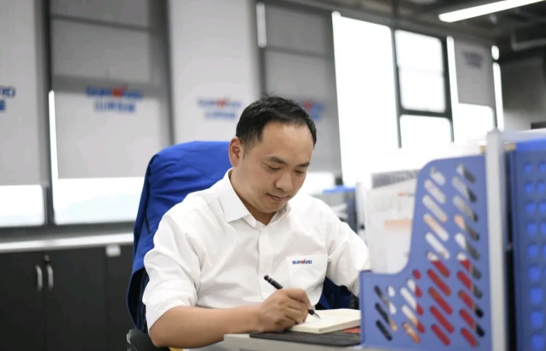 长沙市召开庆祝“五一”国际劳动节大会，，，，9001cc金沙以诚为本智能1小我私家1整体获表扬！