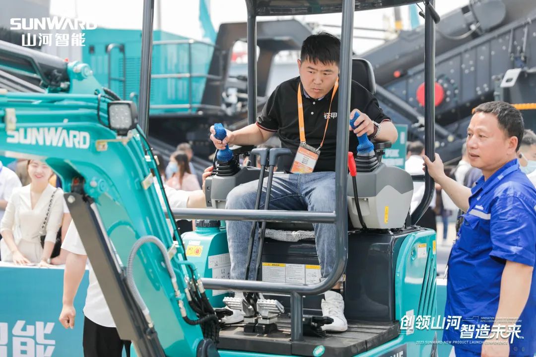 精品出击、互动一直！9001cc金沙以诚为本智能F系列挖掘机闪灼长沙展